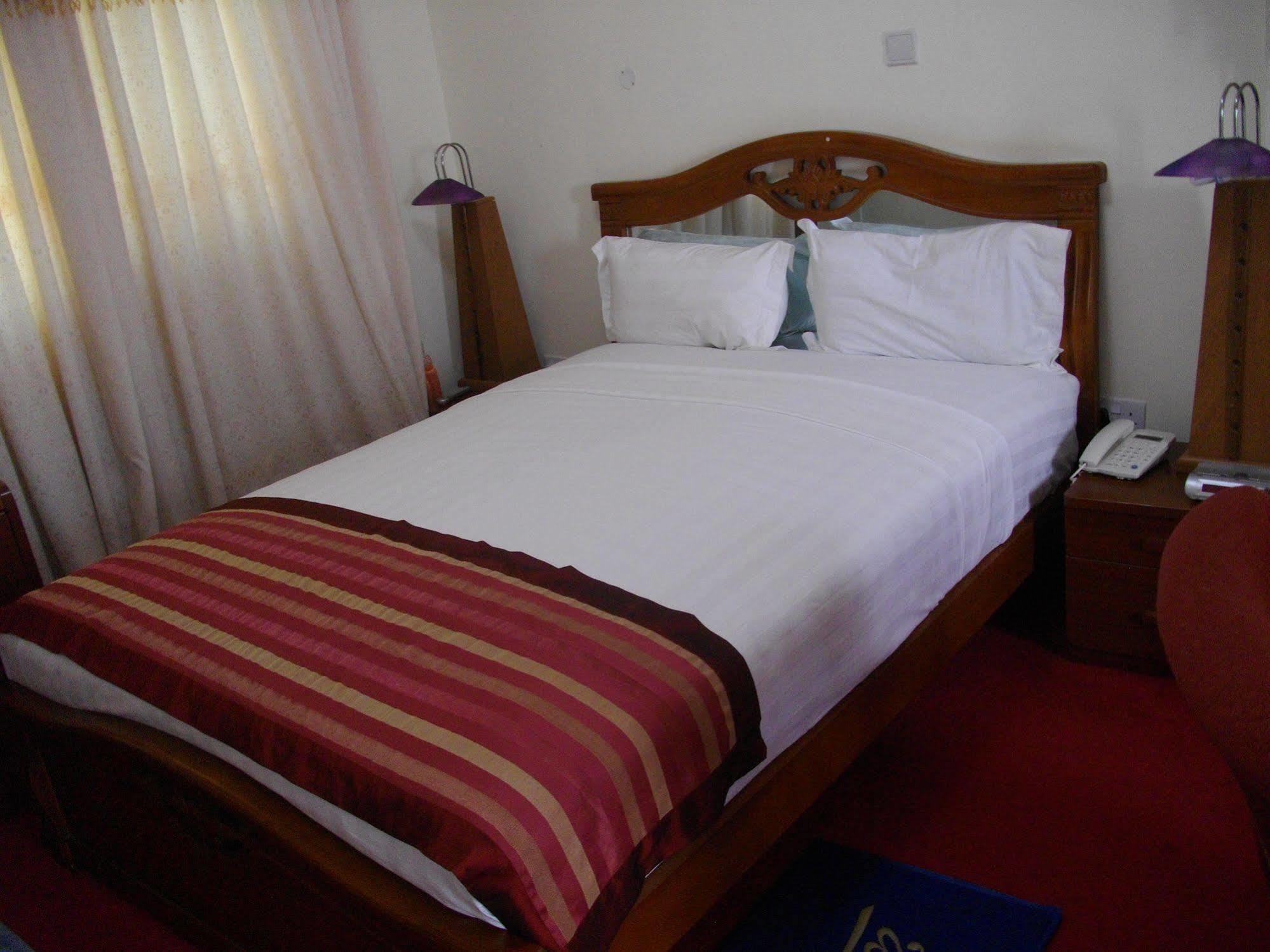 De Holiday Beach Hotel Kokrobite Экстерьер фото