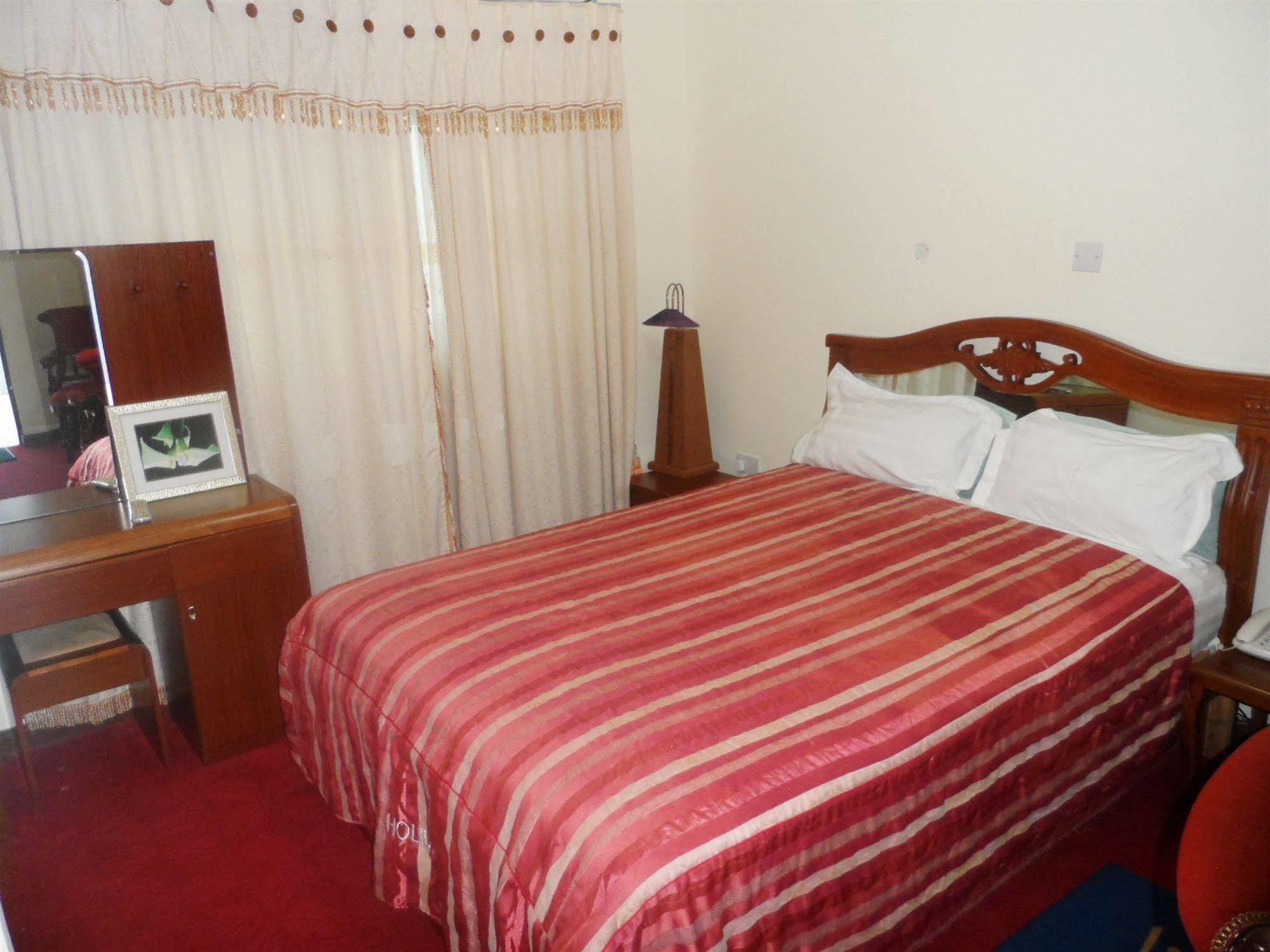 De Holiday Beach Hotel Kokrobite Экстерьер фото